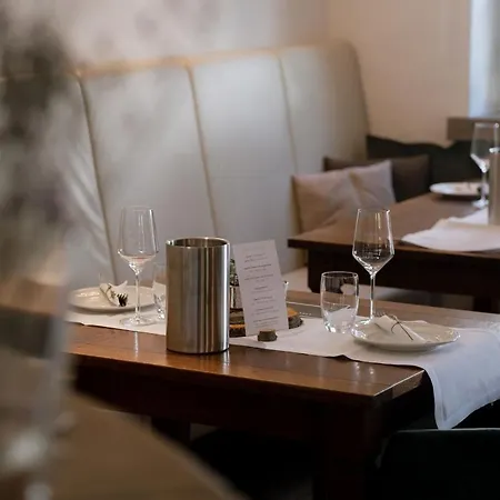 Cabinett 1876 3* טריטנהיים